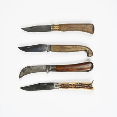 null Ensemble de quatre couteaux pliants classiques vintages: un Pradel Alpin en...
