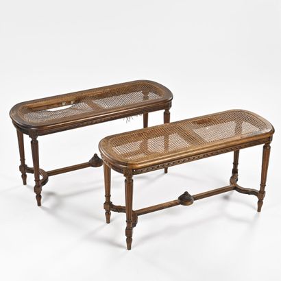  Pair of oblong benches, resting on four legs joined by a brace.
Louis XVI style... Gazette Drouot