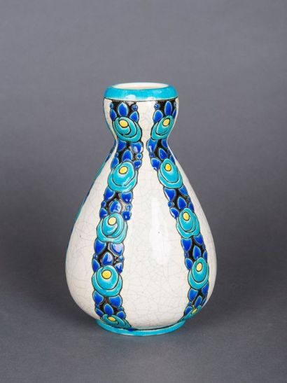 BOCH la LOUVIERE & Charles CATTEAU (1880-1966) VASE en céramique à décor émaillé...