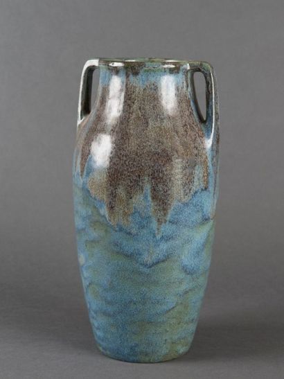 Travail français 1950 Vase en grès émaillé bleu et marron à deux anses. Signé Haut.33...