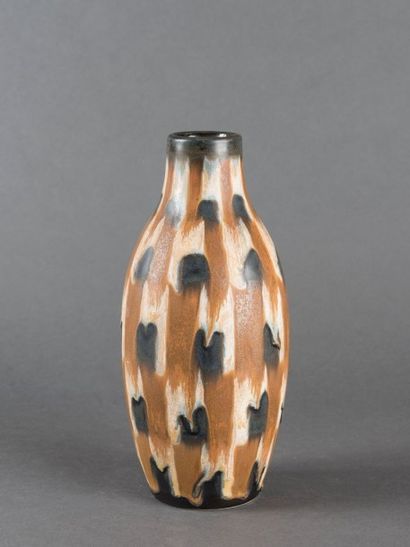 CHARLES CATTEAU (1880-1966) & KÉRAMIS Vase en faience, signé. H: 61 cm