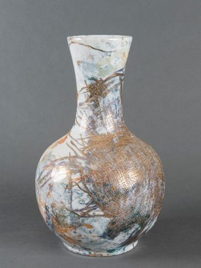 MONIC Grand vase en porcelaine blanche peinte Circa 1980. Haut. 49 cm ? Larg. 25...