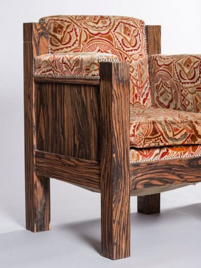 Dans le goût de Francis Jourdain Paire de fauteuils modernistes en macassar et velours....
