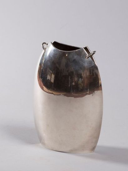 Lino SABATTINI (né en 1925) Vase modèle ?Paestum? à corps bombé en métal argenté....