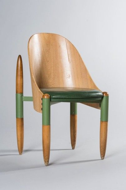 TRAVAIL FRANÇAIS Suite de 8 chaises, croisillon métallique laqué vert supportant...