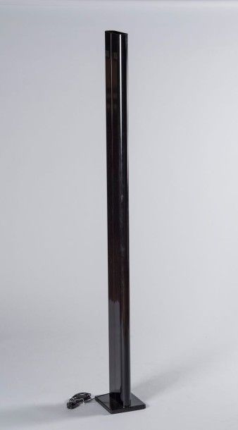 YCAMI Collection Lampadaire en métal laqué noir sur un socle rectangulaire en fonte....