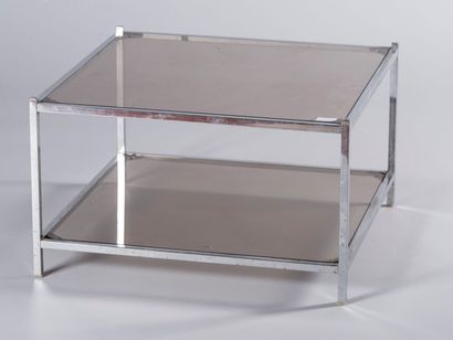 TRAVAIL FRANÇAIS Table basse à double plateau en verre fumé, structure en métal chromé....