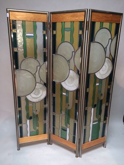 Eric BONTE (1956) Paravent à trois pans en métal brut et bois, intérieur en vitraux...
