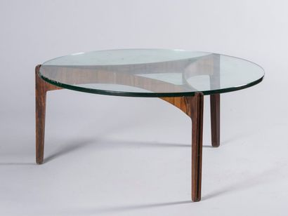 SVEN ELLEKAER Table basse à plateau rond en verre (grandes usures sur un côté) reposant...
