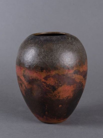 Claudius LINOSSIER (1893-1953) Vase de forme ovoïde en dinanderie rouge à motifs...