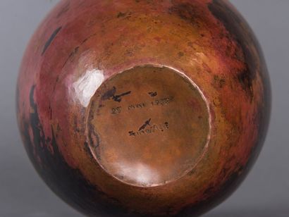 Claudius LINOSSIER (1893-1953) Vase de forme ovoïde en dinanderie rouge à motifs...