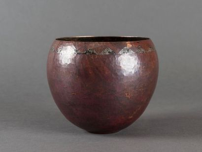 Claudius LINOSSIER (1893-1953) Vase de forme ovoïde en dinanderie noire à motifs...