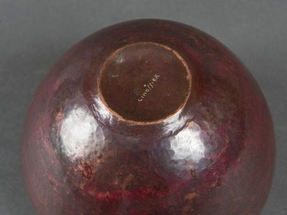 Claudius LINOSSIER (1893-1953) Vase de forme ovoïde en dinanderie noire à motifs...