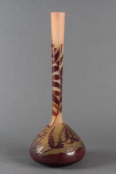 Émile GALLÉ (1846-1904) Vase de forme ovoïde à long col. Epreuve réalisée en verre...