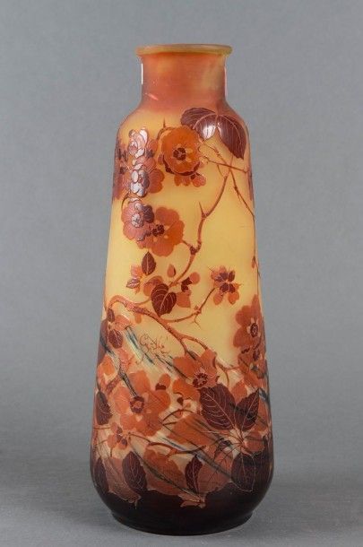 Émile GALLÉ (1846-1904) Vase de forme cylindrique bombée à col ouvert. Epreuve réalisée...