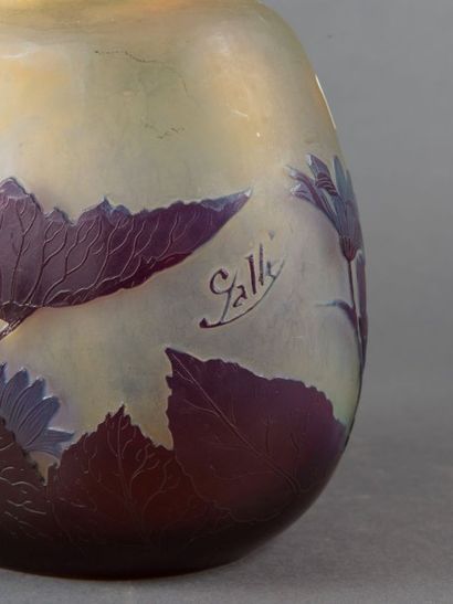 Émile GALLÉ (1846-1904) Vase en verres multicouches dégagés à l'acide. Décor de fleurs...