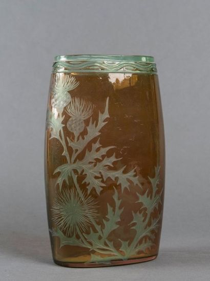 TRAVAIL FRANÇAIS Vase en verre soufflé et fumé à décor aux chardons dégagé à l'acide....