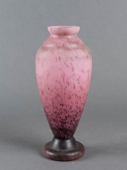TRAVAIL FRANÇAIS Vase de période art nouveau de forme ovoïde en verre marmoréen de...