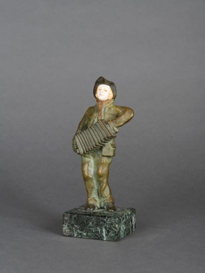 Alfred JOREL (1860-1927) Titre: L'accordéoniste Sculpture chryséléphantine en bronze...