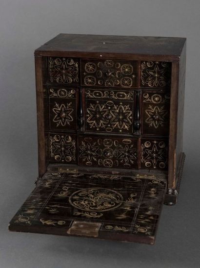 null Cabinet de voyage en ébène gravé de motifs en creux 19ème siècle