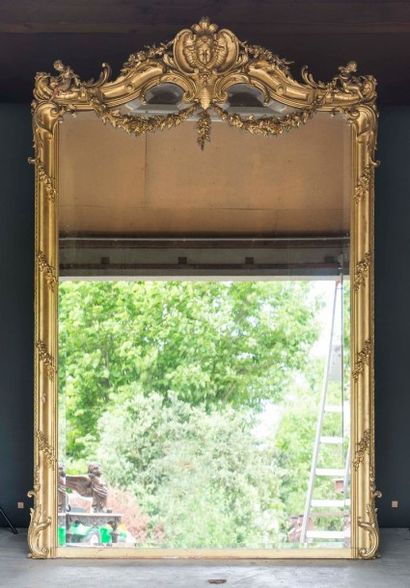 null Paire d'importants miroirs en stuc doré, à décor de guirlandes fleuries et fronton...