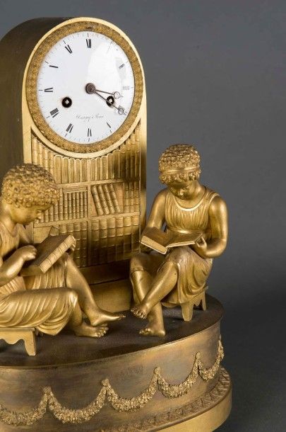 Pendule borne en bronze doré ciselé et doré représentant deux enfants lisant cadran...