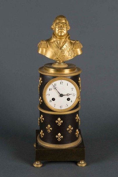 Pendule borne figurant Louis XVIII en bronze...