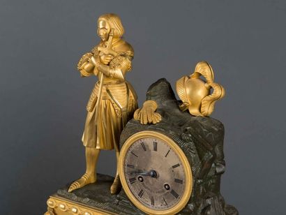 null Pendule en bronze doré et patiné, finement ciselée représentant Jeanne D'Arc...