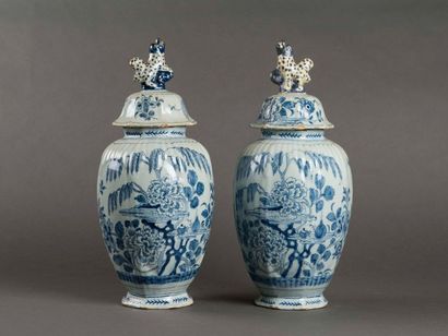 DELFT Paire de vases couverts en faïence à décor de camaïeu bleu, prise en forme...