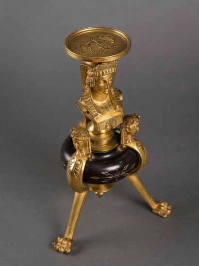 null Sellette tripode en bronze doré et patiné figurant une égyptienne en buste soutenue...
