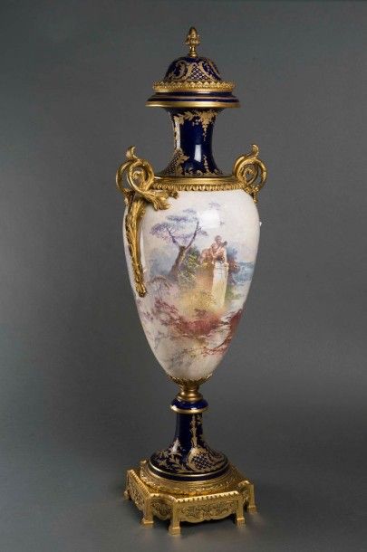null Important vase balustre en porcelaine bleu de Sèvres, peint d'une scène de pastorale...