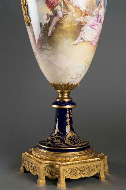 null Important vase balustre en porcelaine bleu de Sèvres, peint d'une scène de pastorale...
