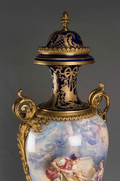 null Important vase balustre en porcelaine bleu de Sèvres, peint d'une scène de pastorale...