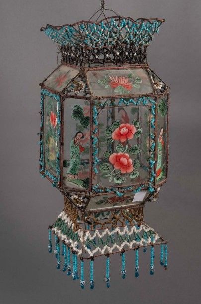 CHINE Lanterne octogonale en verre peint de fleurs et de scène de cour. Monture métallique...