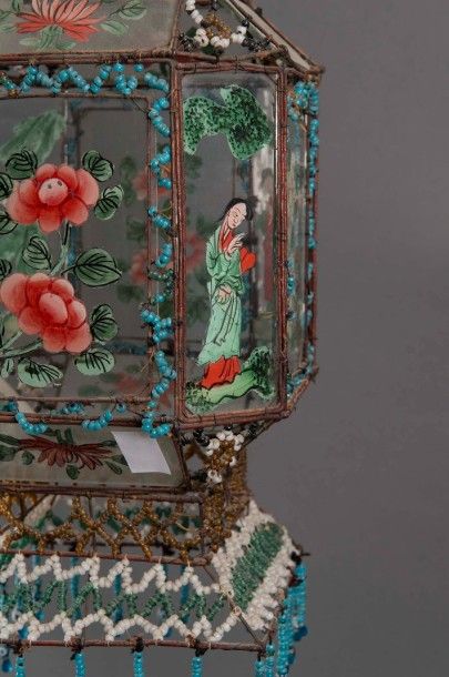 CHINE Lanterne octogonale en verre peint de fleurs et de scène de cour. Monture métallique...