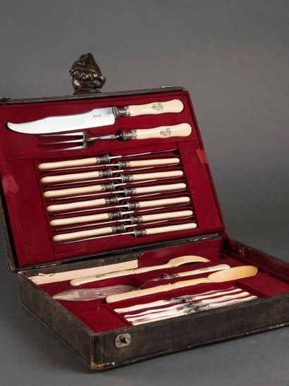 null Ménagère de couteaux manches en ivoire comprenant 12 grands couteaux et 11 couteaux...