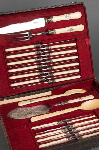 null Ménagère de couteaux manches en ivoire comprenant 12 grands couteaux et 11 couteaux...