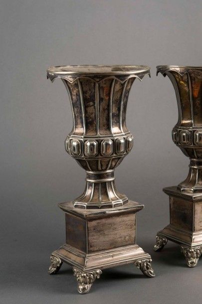 GOMBAULT Paire de vases à décor de cabochons en métal argenté Epoque Restauration,...