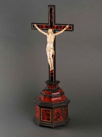 null Christ en ivoire sculpté sur un croix en écaille et bois noirci soulignée d'un...