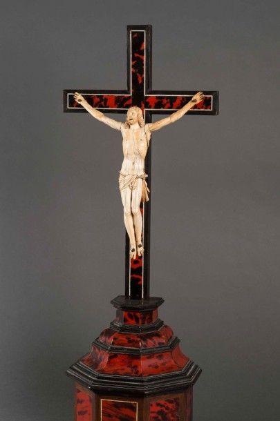 null Christ en ivoire sculpté sur un croix en écaille et bois noirci soulignée d'un...