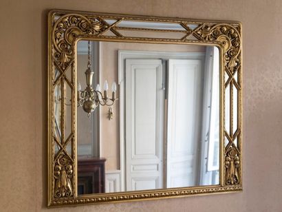 Louis MAJORELLE (1859-1926) Miroir à parcloses en bois doré à décor de panier fleuri.Circa...