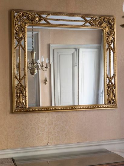 Louis MAJORELLE (1859-1926) Miroir à parcloses en bois doré à décor de panier fleuri.Circa...