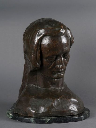 MAGLIANO Epreuve en bronze patiné représentant Dante Alighieri sur un socle en marbre.Cachet...