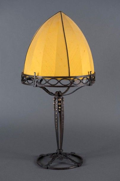 Raymond SUBES (1893-1970) Lampe en fer forgé à patine brune et dorée sur une base...