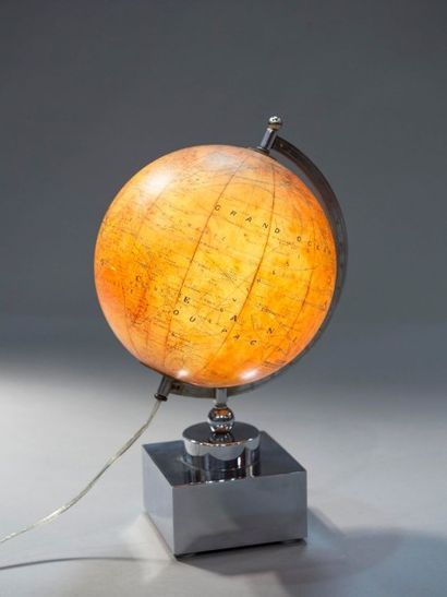 JACQUES ADNET (1900-1984) Lampe MappemondeMonture en métal chromé. Socle cube en...