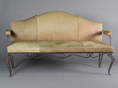 Dans le goût de René DROUET (1899-1993) Canapé en fer forgé laqué blanc avec assise...