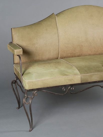 Dans le goût de René DROUET (1899-1993) Canapé en fer forgé laqué blanc avec assise...