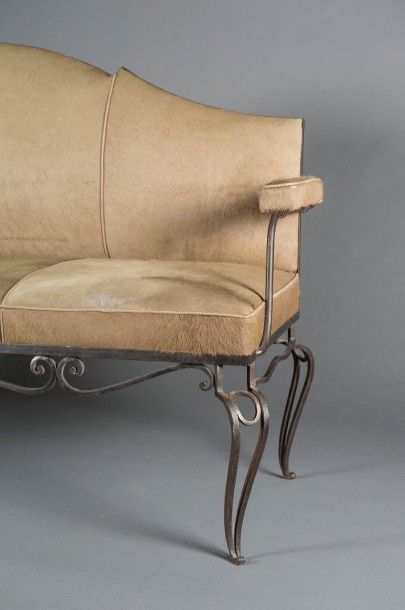 Dans le goût de René DROUET (1899-1993) Canapé en fer forgé laqué blanc avec assise...