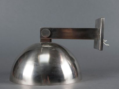 DESNY (Clément NAUNY dit ) (1900-1969) Paire d'appliques en métal chromé à un bras...