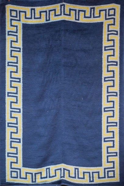 Tavail français Tapis de couleur bleue en laine peignée à décor géométrique sur le...